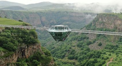 Dashbashí, el cañón con el puente de cristal y bar colgante más alto del mundo