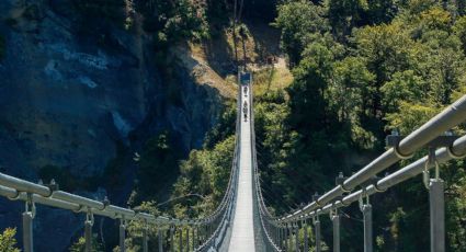 Puente colgante de Tlatlauquitepec se ilumina por la temporada navideña