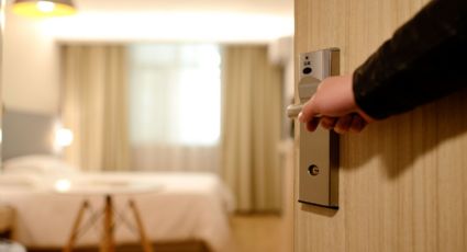 ¿Te vigilan? Conoce cómo saber cuando un espejo de hotel tiene cámara