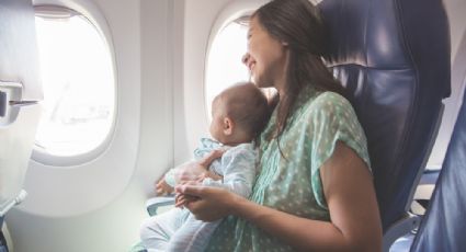 Viaje en familia: ¿Cuál es el mejor asiento del avión si viajas con un bebé?