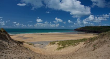 Freshwater West, la playa que atrapa a los turistas por albergar una tumba de Harry Potter