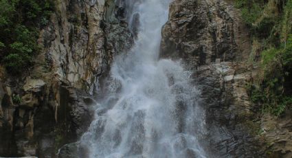 La enigmática cascada de Veracruz con caída de 70 metros al abismo, ¿nadarías en su sótano?