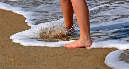 Expertos revelan por qué no es tan buena idea caminar descalzo por la playa