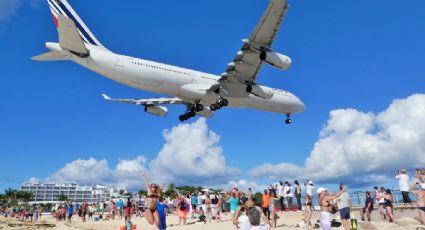 Maho Beach: La playa donde los aviones pasan a centímetros de tu cabeza