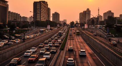 ¡Viajes únicos! China comienza a probar coches voladores en carretera