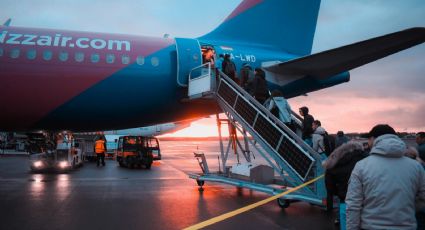 ¿Qué pasó? Pasajero intenta escapar del avión y salta por la salida de emergencia antes del despegue