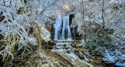 ¿Cómo llegar al Pueblo con Encanto que alberga una Cascada Congelada para visitar este inverno?