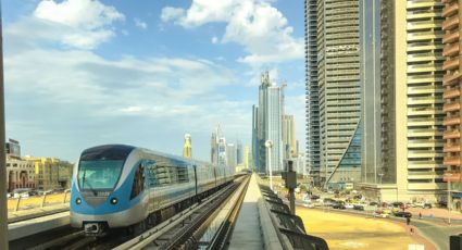 La curiosa ruta de China donde el metro es como una montaña rusa y parte en dos un edificio