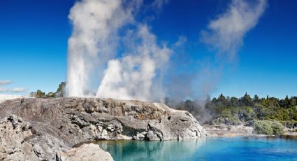 El Pueblo Mágico con un balneario de aguas termales que brotan del cráter de un volcán