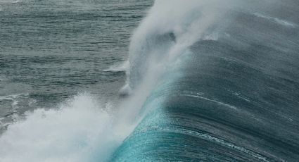 ¡Hasta 7 metros! Olas gigantes de la playa de California golpean a turistas