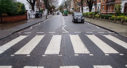 ¡Por poquito! Paul McCartney posa en el legendario Abbey Road y casi lo atropellan