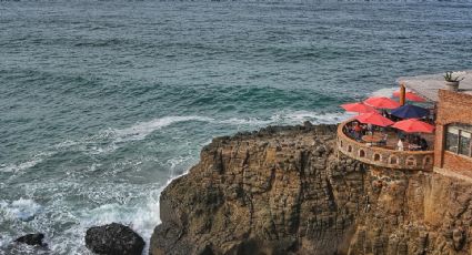 Vive una experiencia de la realeza en este restaurante castillo con vista al mar de Baja California