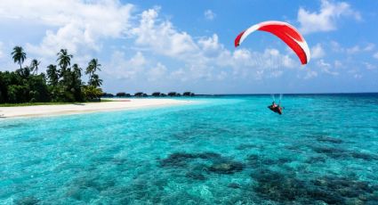 ¡De miedo! Turista que volaba en parachute queda suspendido en los cielos en su viaje a la playa