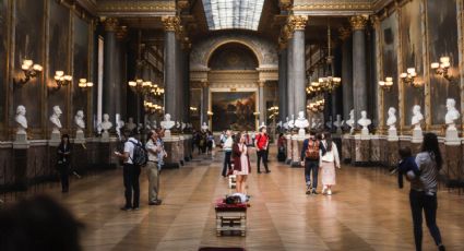 Regañan a turista por vestir con top en el Palacio de Versalles, ¿cuál es su código de vestimenta?