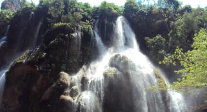 El Aguacero en Chiapas, conoce esta bella cascada que nace de una cueva y recorre un río subterráneo