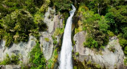 Cascada La Granada, el rincón ‘ocultó’ al que sólo puedes llegar tras subir mil escalones