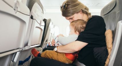 ¿Cuáles son los accesorios que DEBES empacar en tu maleta de mano si viajas en avión con niños?