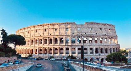 Viralizan VIDEO de hombre que raya muro del Coliseo Romano: Piden sanciones