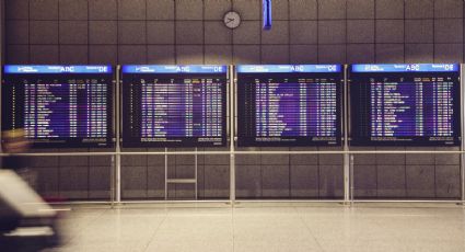 ¿Cuál es el mejor horario para viajar y evitar demoras o cancelaciones en los aeropuertos?