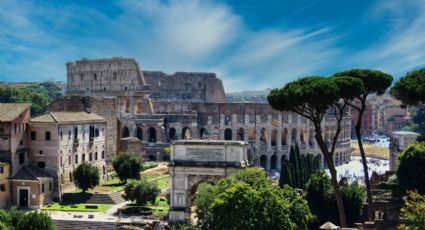 ¡No de nuevo! Adolescente de 17 años raya muro del Coliseo Romano; fue denunciada