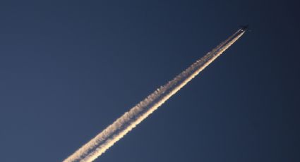 ¿Qué son esas 'nubes' en forma de líneas que dejan los aviones en el cielo?