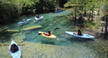 Pasea en kayak por el Río Sabinas entre paisajes de un Pueblo Mágico de Coahuila