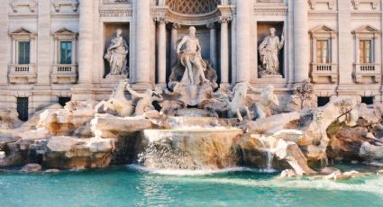 Por el calorón, mujer se mete a la fuente de Trevi en Italia ¡a llenar su botella de agua!