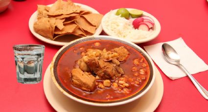 Pozole y mezcal, una fusión que puedes probar en el mismo plato en la CDMX