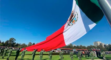 Viajes con historia: Así es la ceremonia luctuosa de la Bandera de México cuando es reemplazada
