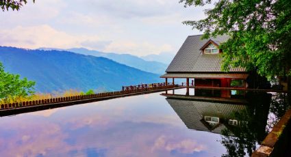 El spa natural con vista a las montaña para un viaje de relajación en la naturaleza