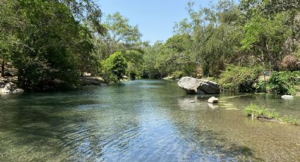 El oasis de pozas termales cristalinas entre una montaña para disfrutar los paisajes de Colima