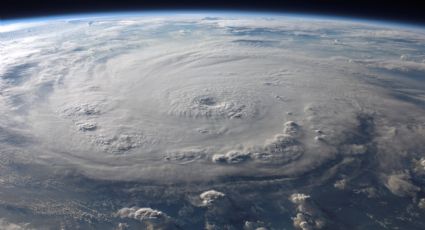¡Aterrador! Así fue el paso de tornados gemelos sobre el mar en Florida por el huracán Milton