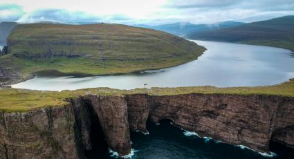 ¡Impresionante! El lago que ‘flota’ sobre el mar para conocer en tu siguiente viaje a Europa