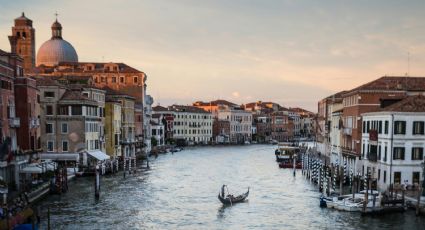 ¡Un héroe! Así fue el momento en que un pizzero rescata a turista en canales los de Venecia