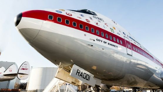 ¡Aterrador! Avión sufre daños en fuselaje tras caer en drenaje abierto en el aeropuerto de Doha