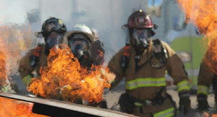 ¡De miedo! Así fue el momento en que evacúan un avión tras incendio en sus motores