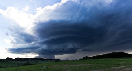 ¿Nube o nave extraterrestre? La enigmática formación que aparece y desaparece de forma intermitente