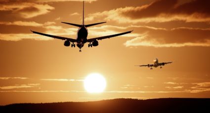 ¡De angustia! El momento en que un avión impacta con equipo de despegue al salir de la pista