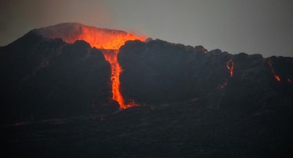 ¡Impresionante! El momento en que un volcán hace erupción y es captado desde un avión