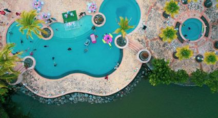 El balneario de aguas termales con una “playa oculta” para disfrutar el megapuente por 120 pesos