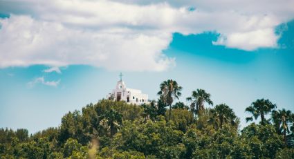 El Pueblo Mágico en medio del desierto con montañas y viñedos para un viaje con sabor