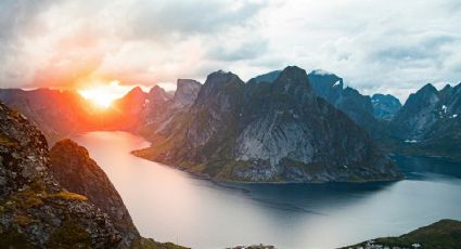 El único país del mundo donde NO existe la noche y puedes disfrutar el Sol todo el día