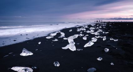 La playa de arena negra donde puedes encontrar 'diamantes' muy cerca del ‘fin del mundo’