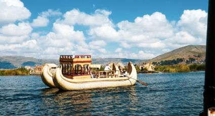 El lago más alto del mundo ubicado entre dos países para visitar en lanchas típicas