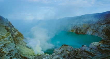 El misterioso desierto con fuentes termales de colores y lagos de lava incandescente