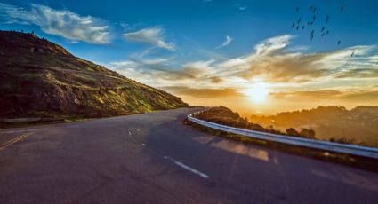 Viaje en carretera, ¿cómo pedir una grúa GRATIS en carretera si se descompone tu auto?