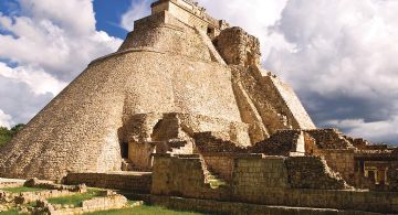 ¿Quién la hizo? La única pirámide Maya con forma ovalada que se dice fue edificada en un día