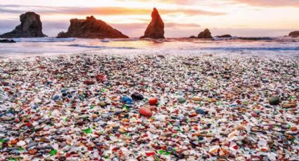 ¿Nadar entre vidrio? La única y enigmática playa de cristal que debes visitar