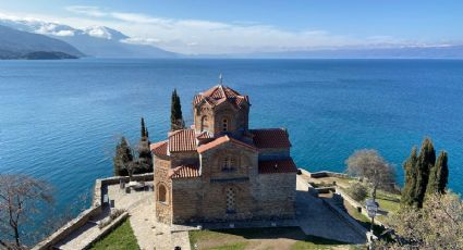 El antiguo lago de los Balcanes y Patrimonio Mundial rodeado de iglesias antiguas