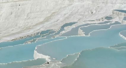 El ‘castillo de algodón’ rodeado de agua termales y paisajes que parecen de otro mundo